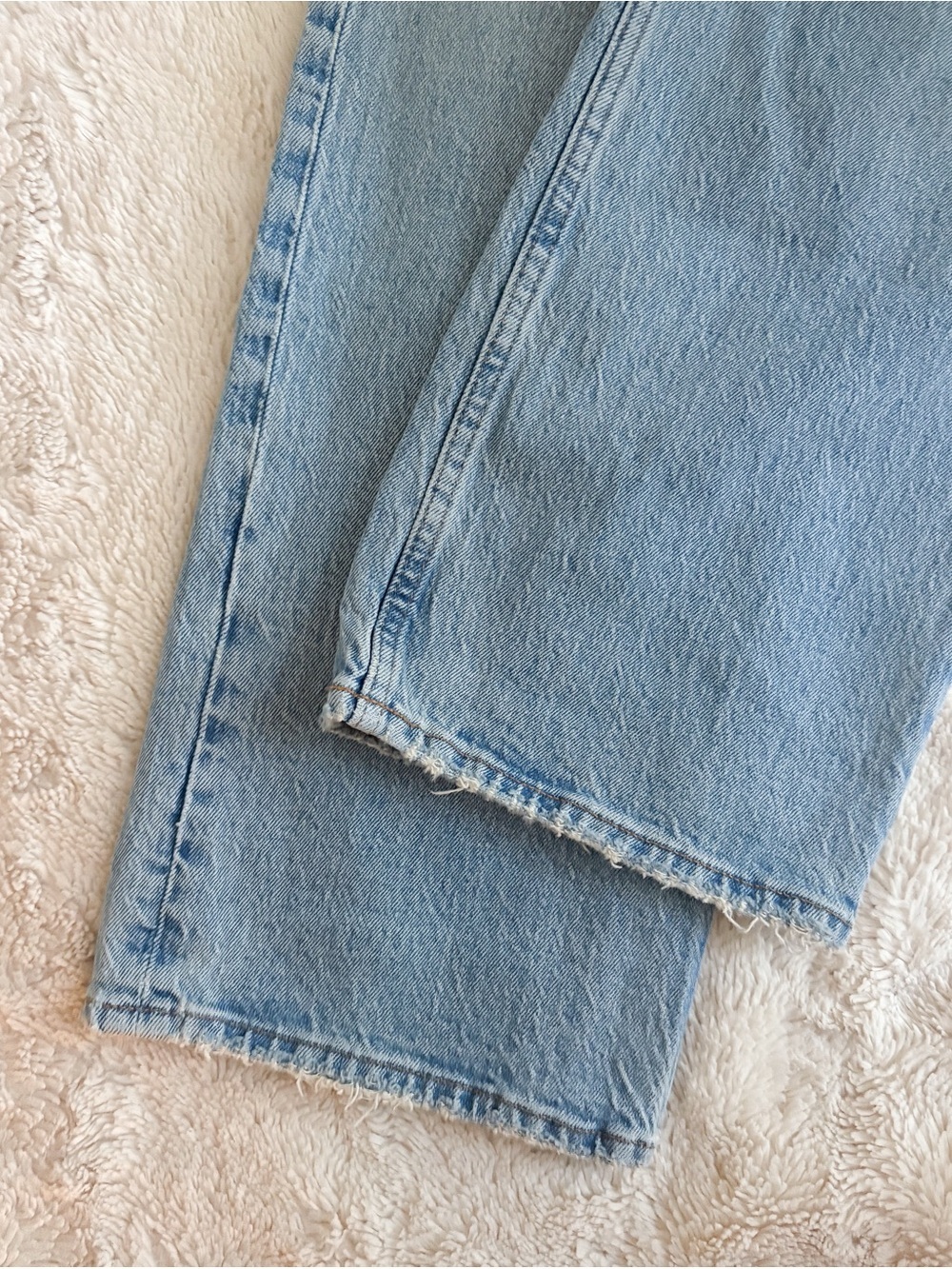 Abercrombie The Baggy Low Rise Jeans Light Wash Raw Hem Size 25 - Picture 5 of 9